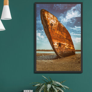 Rusted Shipwreck an einem Strand gelegen oder gest Poster