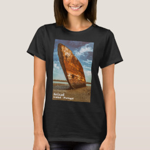 Rusted Shipwreck an einem Strand gelegen oder gest T-Shirt