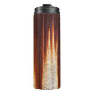Rustgezogene Grunge Wand: Texturierte Saging Thermosbecher