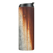 Rustgezogene Grunge Wand: Texturierte Saging Thermosbecher (Nach links gedreht)