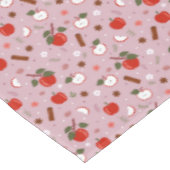 Rustic Apple & Cinnamon Pattern. Pink Cozy Kitchen Tischdecke (Schrägansicht)