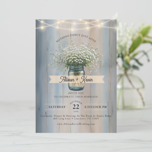 Rustic Baby's Breath Mason Jar Wedding Einladung (Stehend Vorderseite)