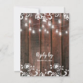 Rustic Barn Lace Wood QR Code String Light Wedding RSVP Karte (Vorderseite)