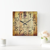 Rustic Barn Wood Farmhouse Custom Family Name Quadratische Wanduhr (Zuhause)