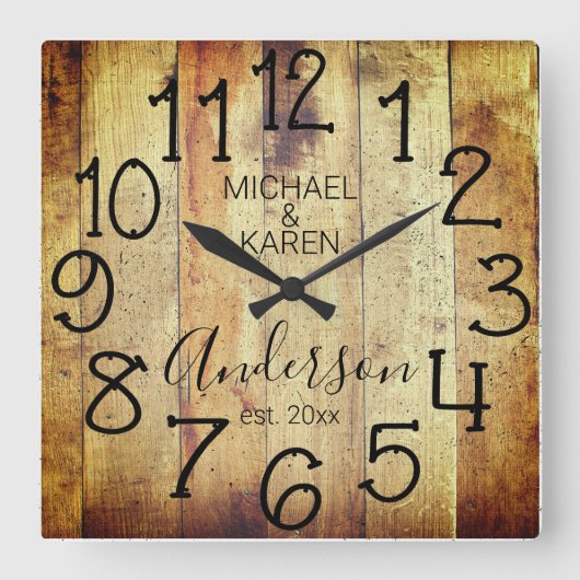 Rustic Barn Wood Farmhouse Custom Family Name Quadratische Wanduhr (Vorderseite)