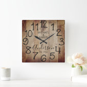Rustic Barn Wood Farmhouse Custom Family Name Quadratische Wanduhr (Zuhause)