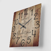 Rustic Barn Wood Farmhouse Custom Family Name Quadratische Wanduhr (Winkel)