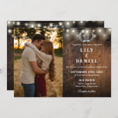 Rustic Barn Wood String Lights Photo Wedding Einladung (Vorne/Hinten)