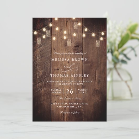 Rustic Barn Wood String Lights QR Code Wedding Einladung (Stehend Vorderseite)