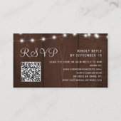 Rustic barn wood string lights wedding QR RSVP Begleitkarte (Vorderseite)