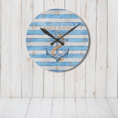 Rustic Beach House Nautical Stripes Personalisiert Runde Wanduhr