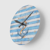 Rustic Beach House Nautical Stripes Personalisiert Runde Wanduhr (Winkel)