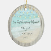 Rustic Beach Neuvermähltes Foto Erstes Weihnachtsf Keramik Ornament (Links)
