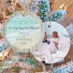 Rustic Beach Neuvermähltes Foto Erstes Weihnachtsf Keramik Ornament<br><div class="desc">Dieses rustikale Stranddekor mit neuvermähltem Foto ist ein guter Sake, um sich an Ihre erste Weihnachtszeit als verheiratetes Paar zu erinnern. Eine wunderschöne Aquastrand-Szene mit Ozeanwellen ist mit rustikalem, verwittertem Holz gerahmt, mit Saitenleuchten oben. Ändern Sie einfach das Foto auf der Rückseite mit der mitgelieferten Vorlage. Finden Sie die passende...</div>