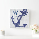 Rustic Beach Wood Blue Nautical Anchor Mit Monogra Quadratische Wanduhr (Zuhause)