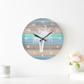 Rustic Beach Wood Nautical and White Palm Trees Große Wanduhr (Zuhause)