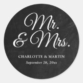 Rustic Black Chalkboard Mr. and Mrs. Wedding Runder Aufkleber (Vorderseite)