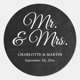 Rustic Black Chalkboard Mr. and Mrs. Wedding Runder Aufkleber