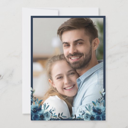 Rustic Blue Floral Script Foto Wedding Einladung (Rückseite)