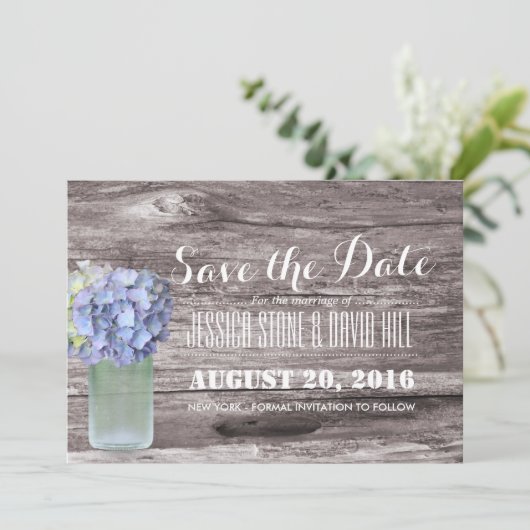 Rustic Blue Hydrangea Mason Jar Wood Save the Date (Stehend Vorderseite)