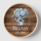 Rustic Blue Hydrangea Watering kann Personalisiert Uhr (Vorderseite)