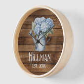 Rustic Blue Hydrangea Watering kann Personalisiert Uhr (Winkel)