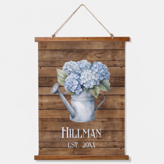 Rustic Blue Hydrangea Watering kann Personalisiert Wandteppich Mit Holzrahmen (Vorderseite)