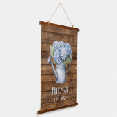 Rustic Blue Hydrangea Watering kann Personalisiert Wandteppich Mit Holzrahmen (Gewinkelt)