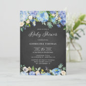 Rustic Blue Hydrangeas Chalkboard Baby Dusche Einladung (Stehend Vorderseite)