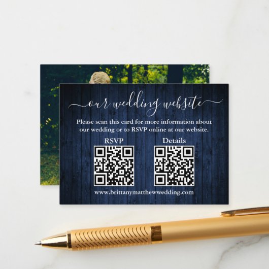 Rustic Blue Wood 2 QR Foto Wedding RSVP Details Begleitkarte (Vorderseite/Rückseite Beispiel)