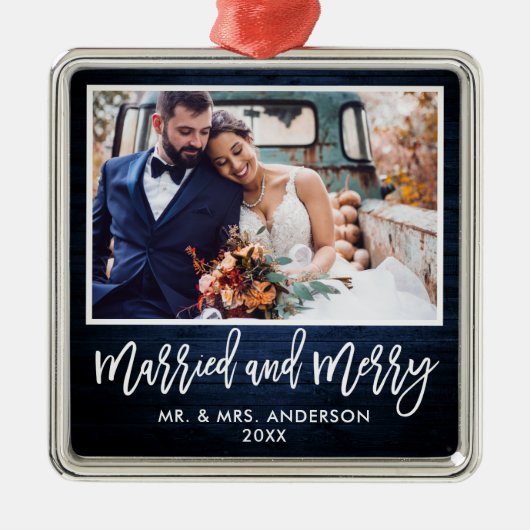 Rustic Blue Wood Brush Script Verheiratet und froh Ornament Aus Metall (Vorne)