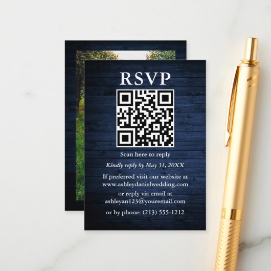Rustic Blue Wood Foto QR Wedding RSVP Begleitkarte (Vorderseite/Rückseite Beispiel)