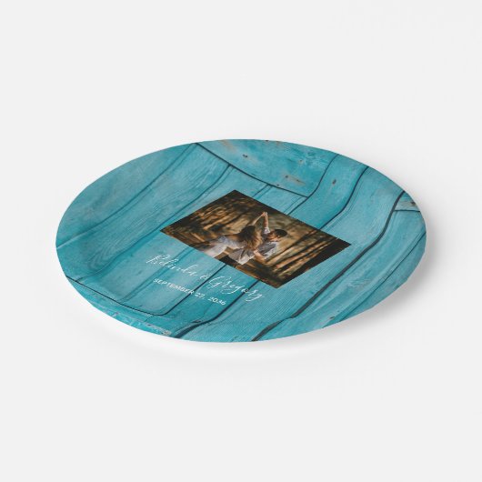Rustic Blue Wood Foto Wedding Pappteller (Schrägansicht)