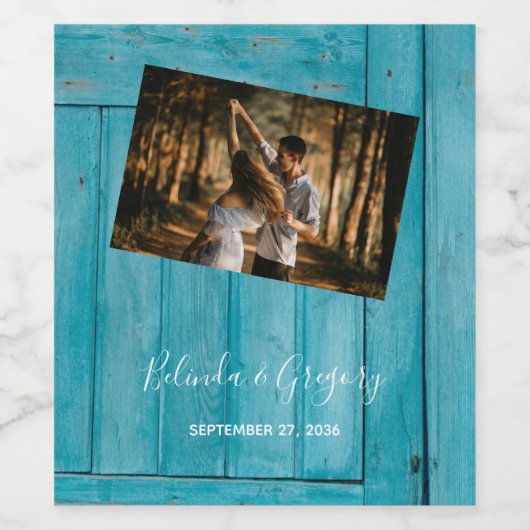 Rustic Blue Wood Foto Wedding Weinetikett (Einzelnes Label)