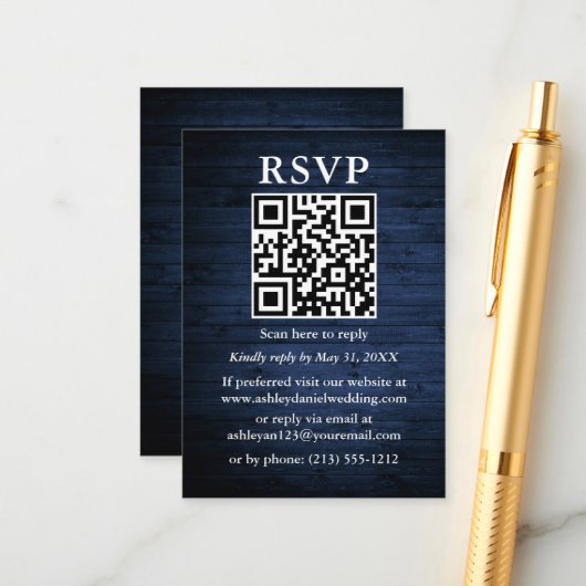 Rustic Blue Wood QR Wedding RSVP Begleitkarte (Vorderseite/Rückseite Beispiel)