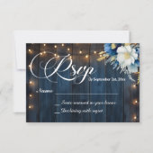 Rustic Blue Wood String Lights Floral Wedding RSVP Karte (Vorderseite)