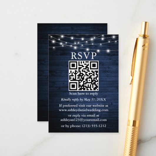 Rustic Blue Wood String Lights QR Wedding RSVP Begleitkarte (Vorderseite/Rückseite Beispiel)