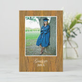 Rustic Board College Graduation Announcement Karte (Stehend Vorderseite)