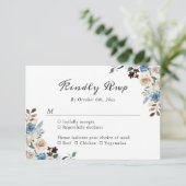 Rustic Boho Dusty Blue Floral Wedding RSVP Karte (Stehend Vorderseite)