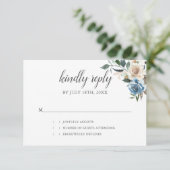 Rustic Boho Dusty Blue Flowers Wedding RSVP Karte (Stehend Vorderseite)