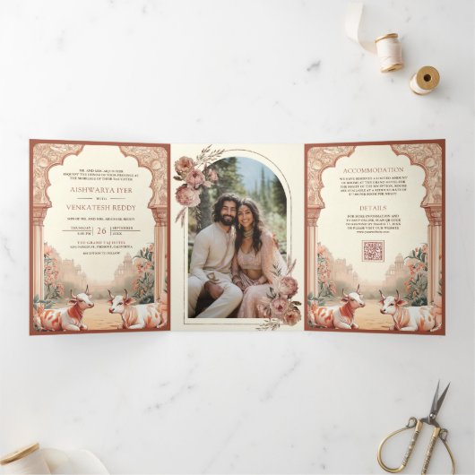 Rustic Boho Earthy Floral Indian Cow Wedding Dreifach Gefaltete Einladung (Innenseite)