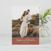 Rustic Boho Terracotta Monogram Foto Wedding Einladung (Stehend Vorderseite)