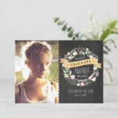 Rustic Boho Wreath Chalkboard Abschluss Foto Einladung (Stehend Vorderseite)
