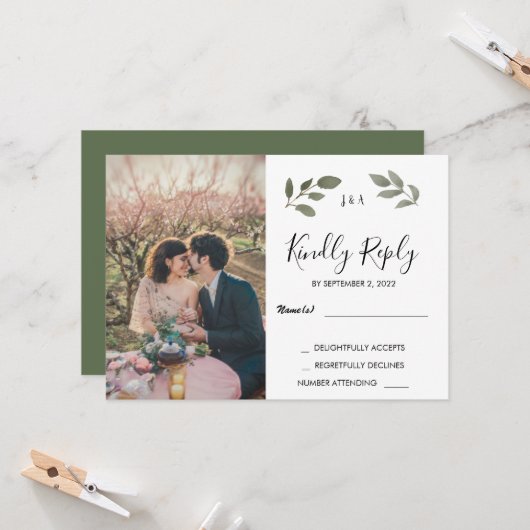 Rustic botanical monogrammed photo Wedding RSVP Einladung (Vorderseite/Rückseite Beispiel)