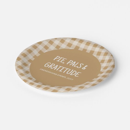 Rustic Brown Gingham Friendsgiving Dinner Party Pappteller (Schrägansicht)