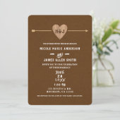 Rustic Brown Kraft Heart Arrow Woodsy Wedding Einladung (Stehend Vorderseite)