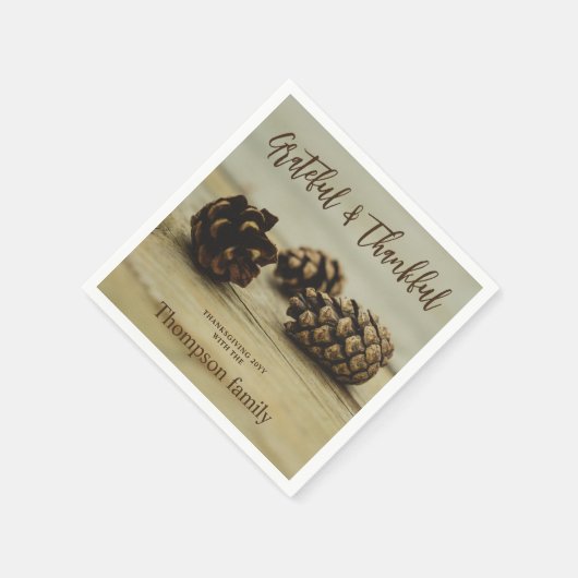 Rustic Brown Pinecones Custom Name Thanksgiving Serviette (Ecke)