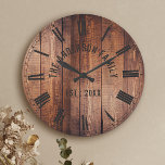 Rustic Brown Wood Custom Familienname Bauernhof Runde Wanduhr<br><div class="desc">Farmhouse stil wall clocks for the perfekt addition to give your kitchen a country decor look. Personalize with family name and established year for an unique farmhouse wall clock.</div>