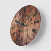 Rustic Brown Wood Custom Familienname Bauernhof Runde Wanduhr (Winkel)