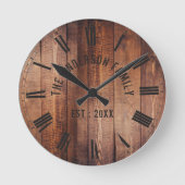 Rustic Brown Wood Custom Familienname Bauernhof Runde Wanduhr (Vorderseite)